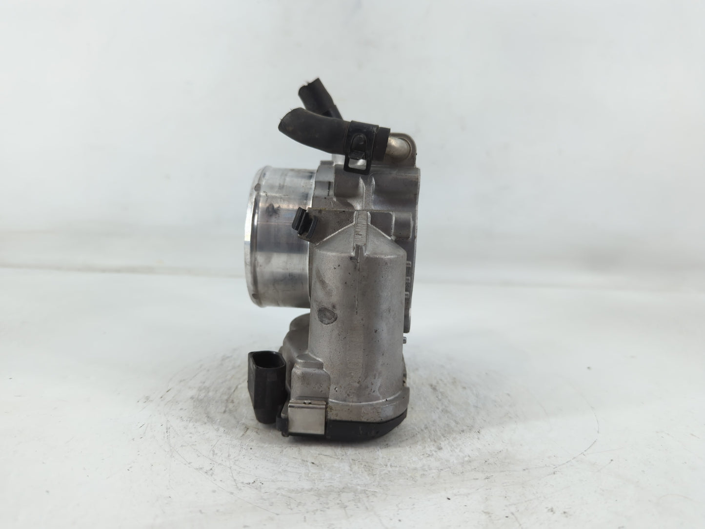 2011-2015 Hyundai Sonata Throttle Body P/N:35100-2G700 Fits Fits 2011 2012 2013 2014 2015 2016 OEM Used Auto Parts - Oemused