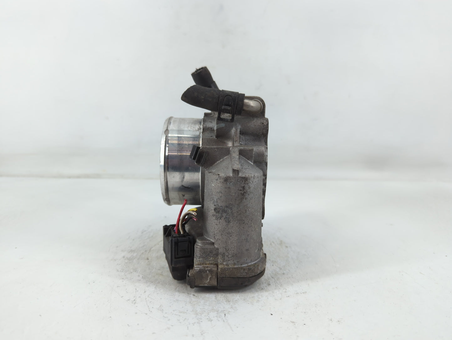 2011-2014 Hyundai Sonata Throttle Body P/N:35100-2G700 Fits Fits 2011 2012 2013 2014 2015 2016 OEM Used Auto Parts - Oemused