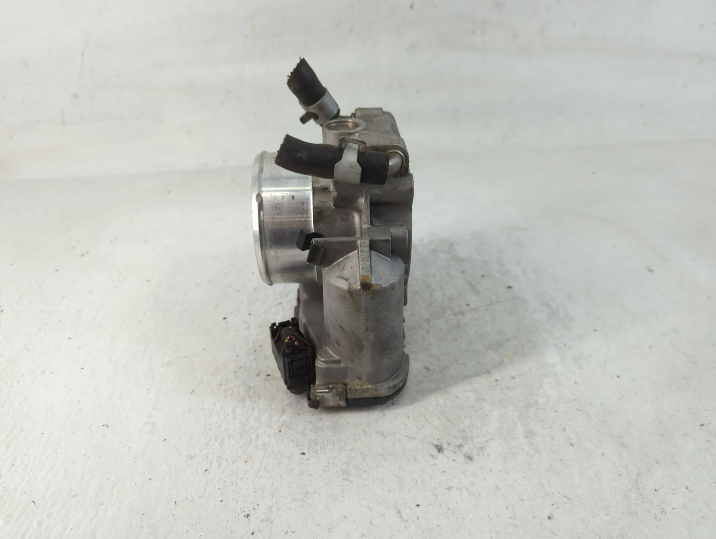 2011-2014 Hyundai Sonata Throttle Body P/N:35100-2G700 Fits Fits 2011 2012 2013 2014 2015 2016 OEM Used Auto Parts - Oemused