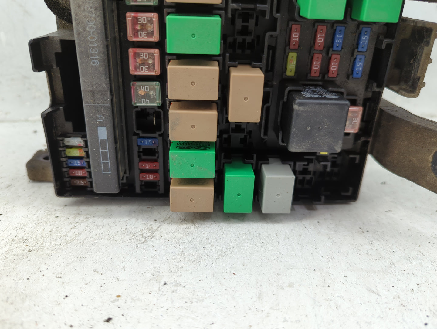 2014-2015 Hyundai Tucson Fusebox Fuse Box Panel Relay Module Fits Fits 2014 2015 OEM Used Auto Parts - Oemusedautoparts1.com