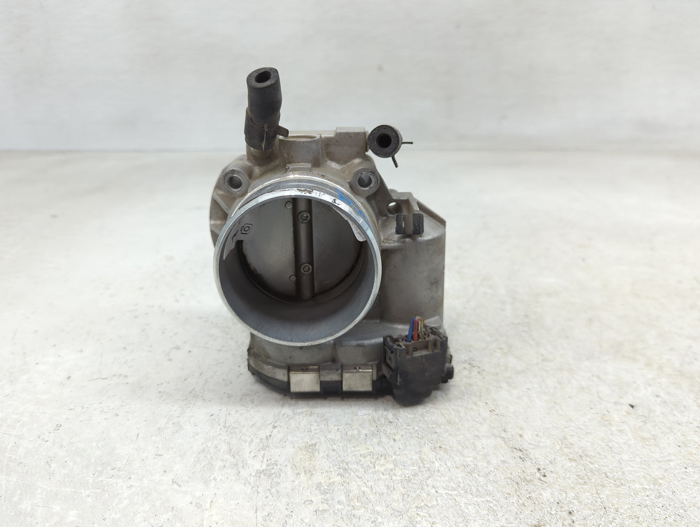 2014-2015 Hyundai Tucson Throttle Body P/N:35100-2G700 Fits Fits 2011 2012 2013 2014 2015 2016 OEM Used Auto Parts - Oemused
