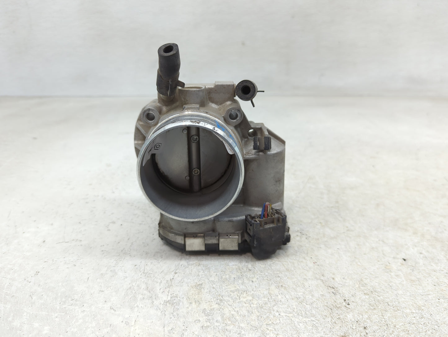 2014-2015 Hyundai Tucson Throttle Body P/N:35100-2G700 Fits Fits 2011 2012 2013 2014 2015 2016 OEM Used Auto Parts - Oemused