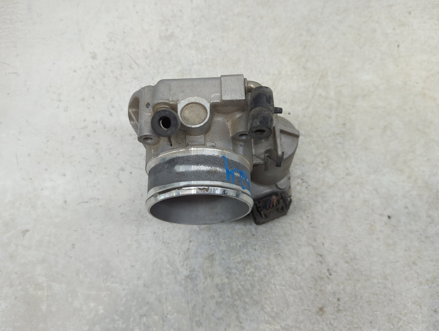2014-2015 Hyundai Tucson Throttle Body P/N:35100-2G700 Fits Fits 2011 2012 2013 2014 2015 2016 OEM Used Auto Parts - Oemused