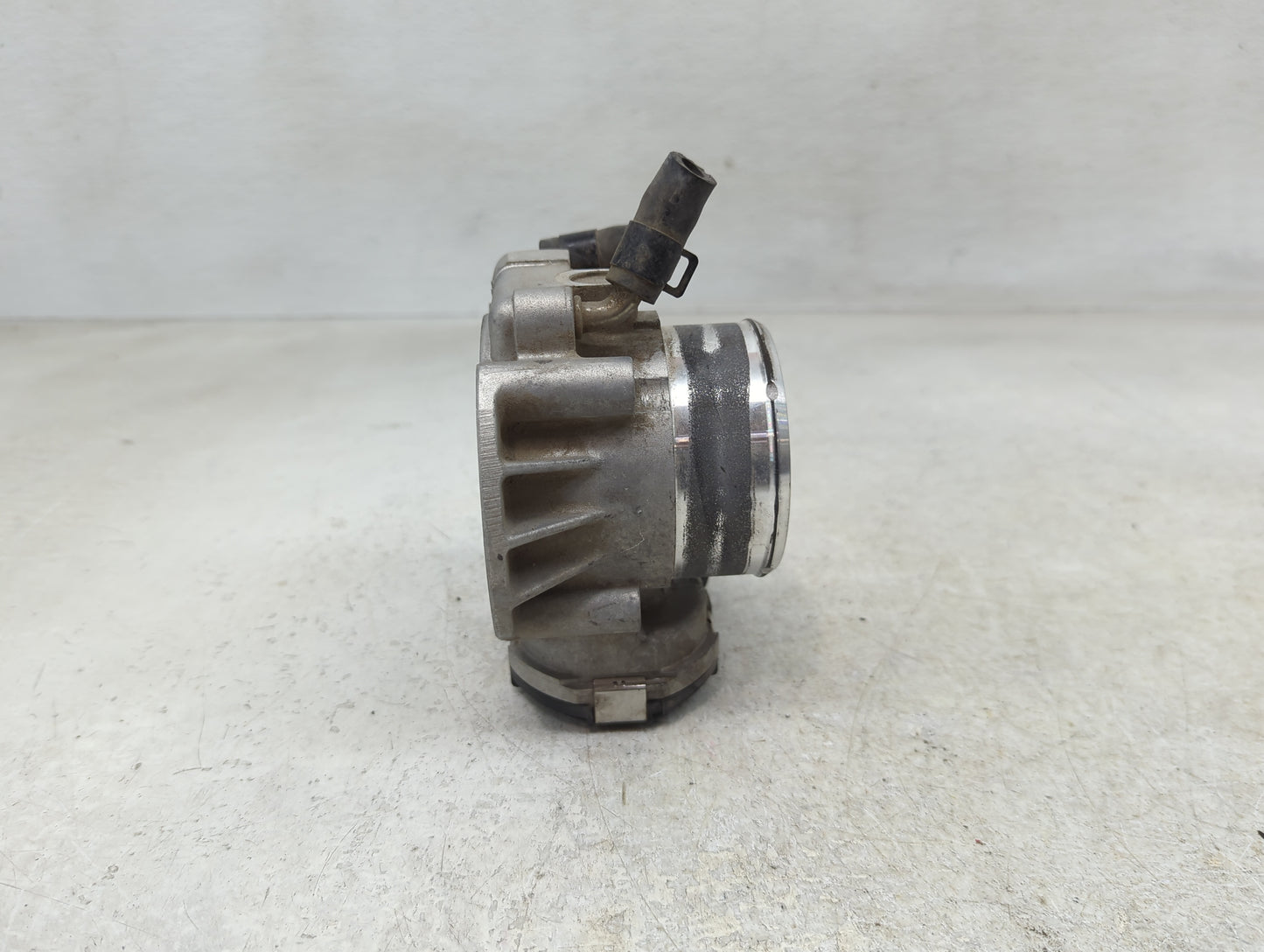 2014-2015 Hyundai Tucson Throttle Body P/N:35100-2G700 Fits Fits 2011 2012 2013 2014 2015 2016 OEM Used Auto Parts - Oemused