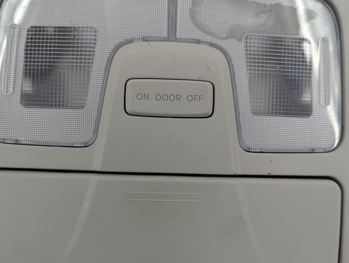 2010-2016 Hyundai Tucson Overhead Roof Console 1410421 - Oemusedautoparts1.com