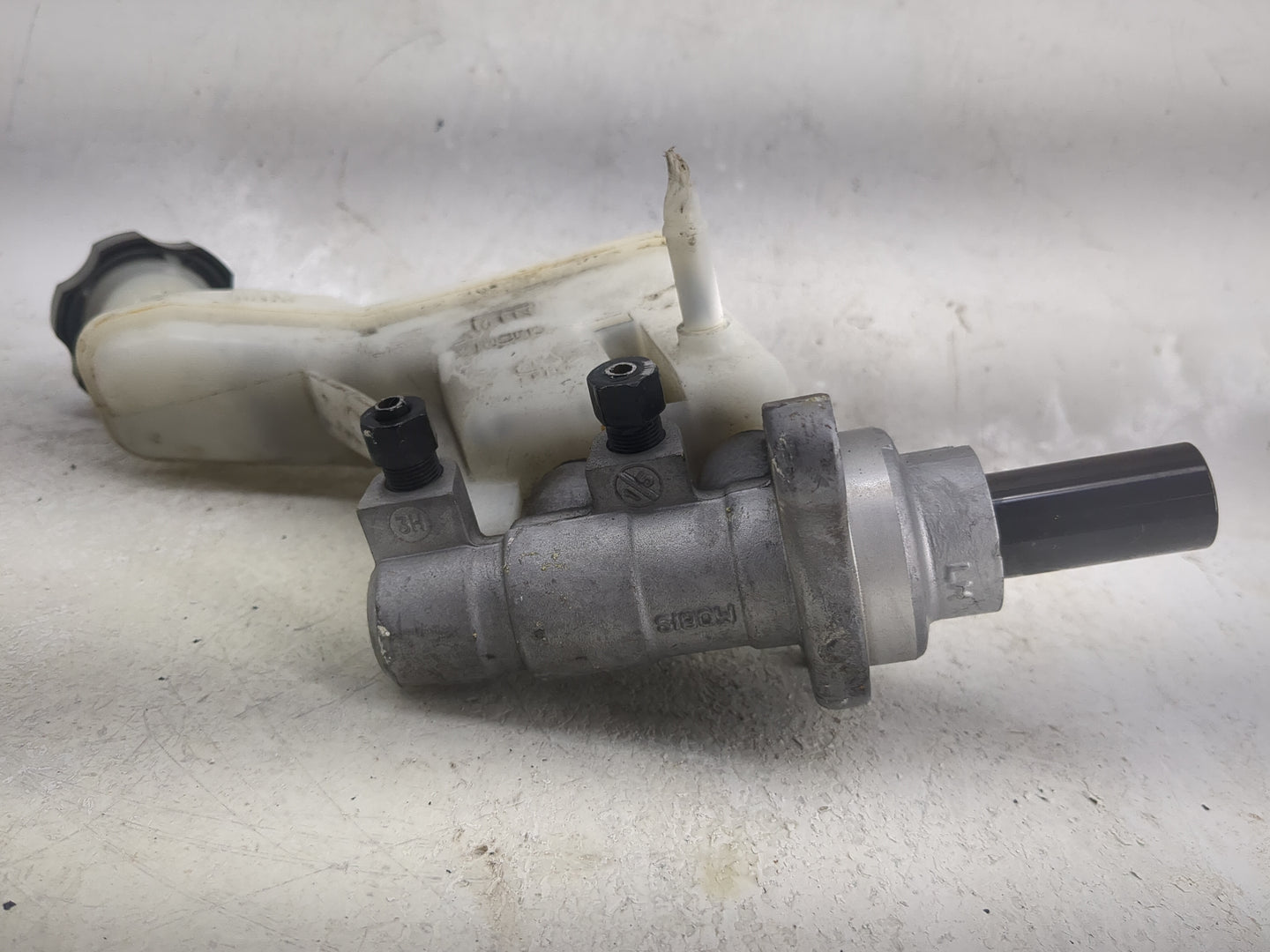 2010-2015 Hyundai Tucson Brake Master Cylinder - Oemusedautoparts1.com