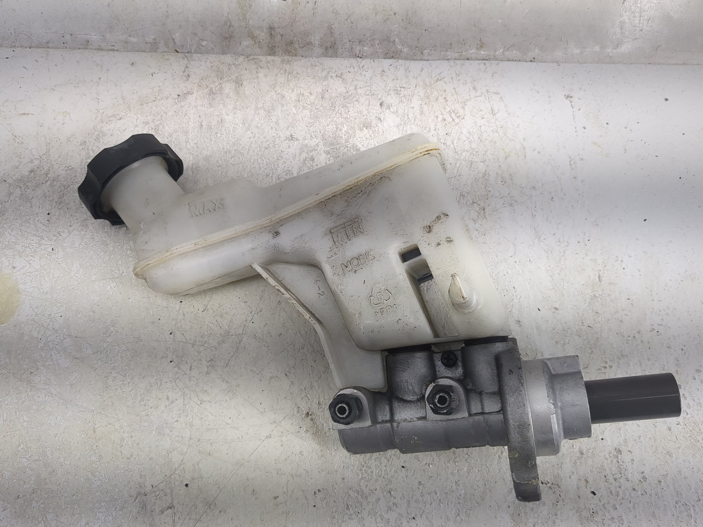 2010-2015 Hyundai Tucson Brake Master Cylinder - Oemusedautoparts1.com