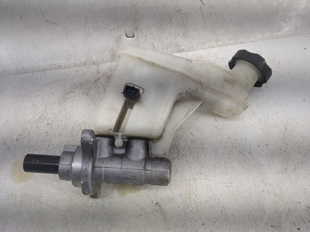 2010-2015 Hyundai Tucson Brake Master Cylinder - Oemusedautoparts1.com
