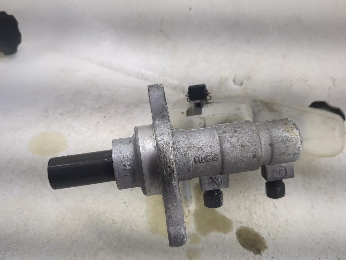 2010-2015 Hyundai Tucson Brake Master Cylinder - Oemusedautoparts1.com