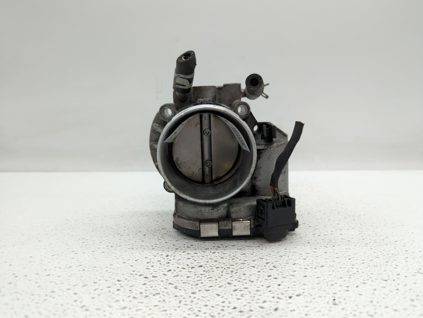 2014-2015 Hyundai Tucson Throttle Body P/N:35100-2G700 Fits Fits 2011 2012 2013 2014 2015 2016 OEM Used Auto Parts - Oemused