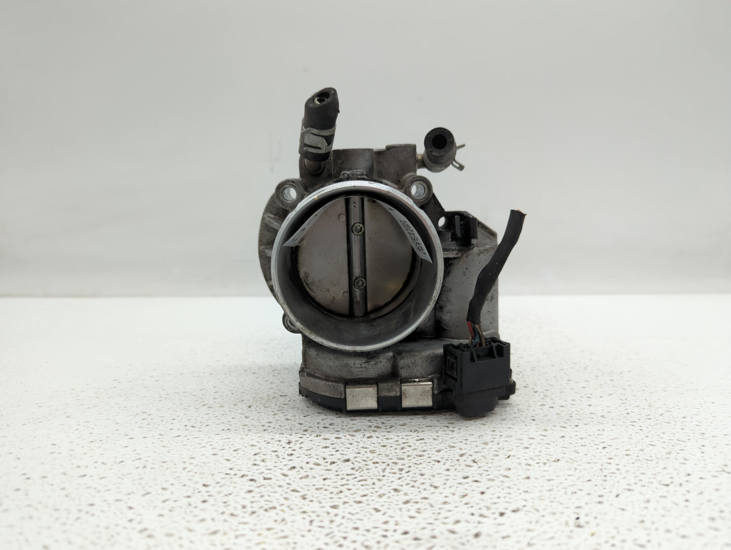 2014-2015 Hyundai Tucson Throttle Body P/N:35100-2G700 Fits Fits 2011 2012 2013 2014 2015 2016 OEM Used Auto Parts - Oemused