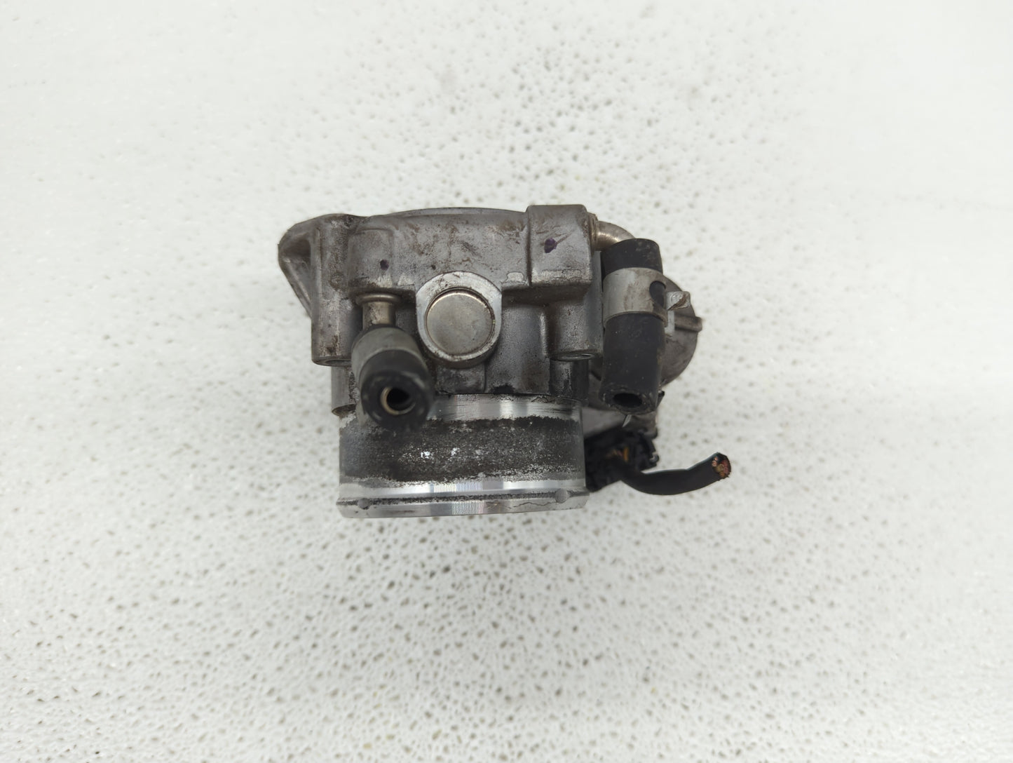 2014-2015 Hyundai Tucson Throttle Body P/N:35100-2G700 Fits Fits 2011 2012 2013 2014 2015 2016 OEM Used Auto Parts - Oemused