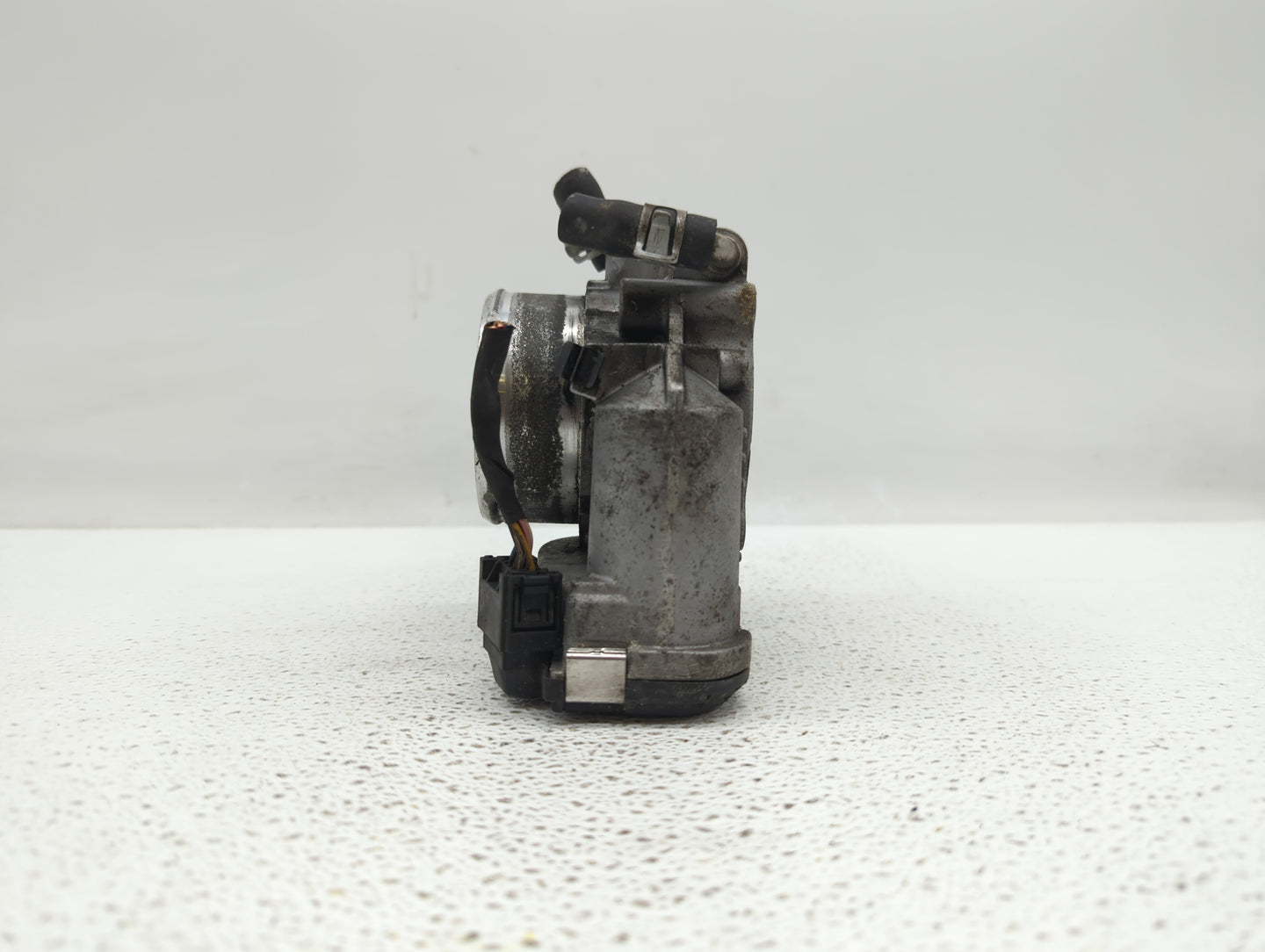 2014-2015 Hyundai Tucson Throttle Body P/N:35100-2G700 Fits Fits 2011 2012 2013 2014 2015 2016 OEM Used Auto Parts - Oemused