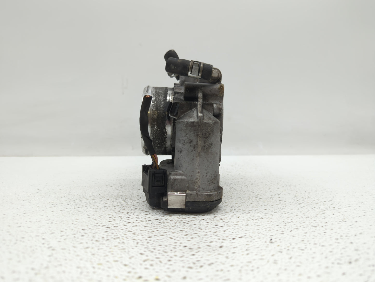 2014-2015 Hyundai Tucson Throttle Body P/N:35100-2G700 Fits Fits 2011 2012 2013 2014 2015 2016 OEM Used Auto Parts - Oemused