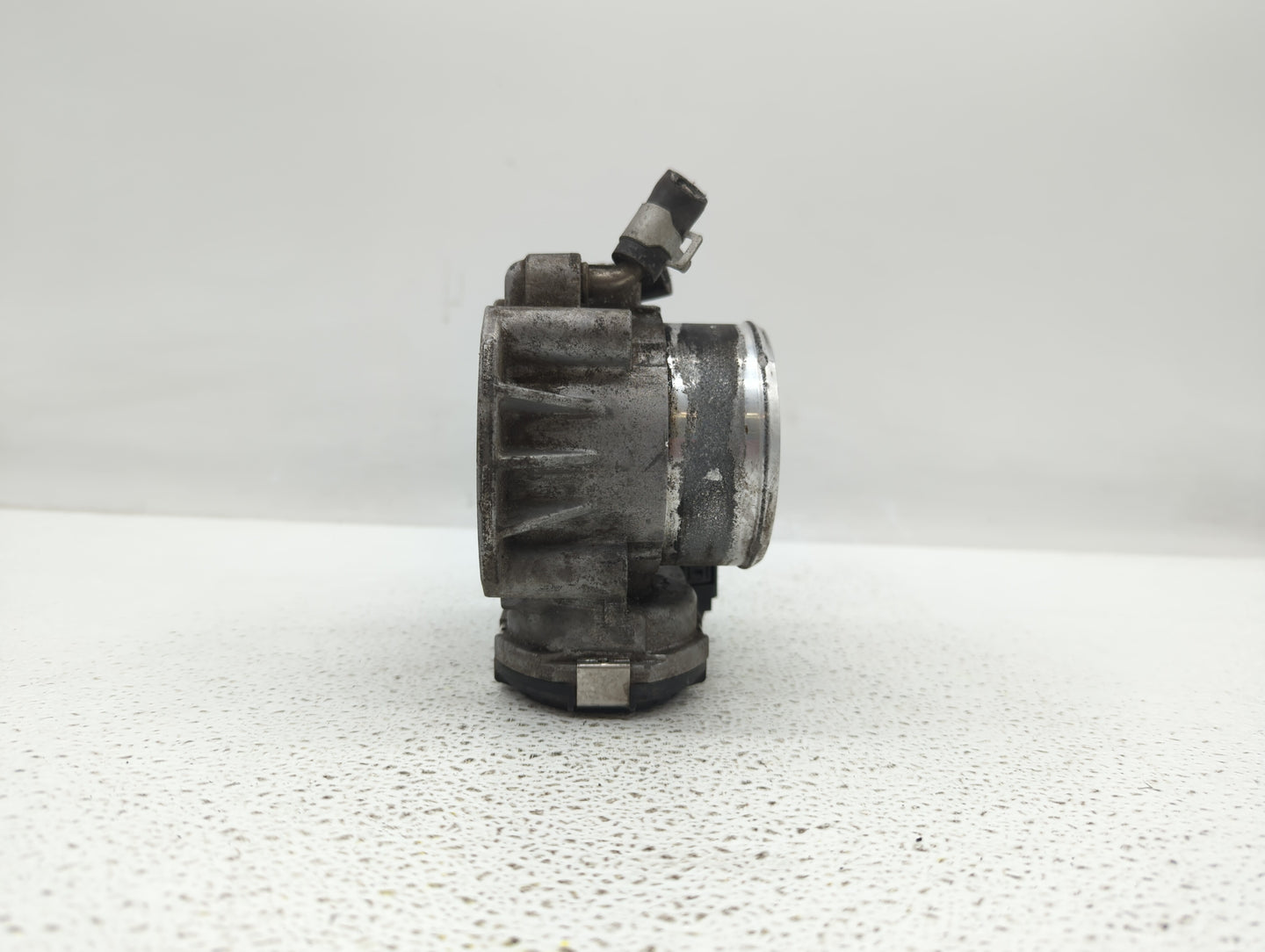 2014-2015 Hyundai Tucson Throttle Body P/N:35100-2G700 Fits Fits 2011 2012 2013 2014 2015 2016 OEM Used Auto Parts - Oemused