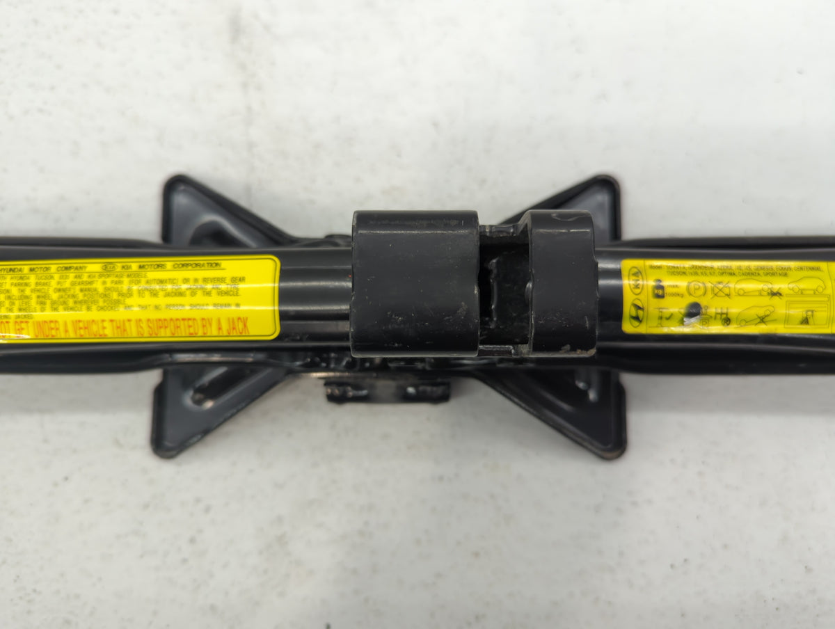 2014 Hyundai Tucson Spare Scissor Car Jack 498992 - Oemusedautoparts1.com