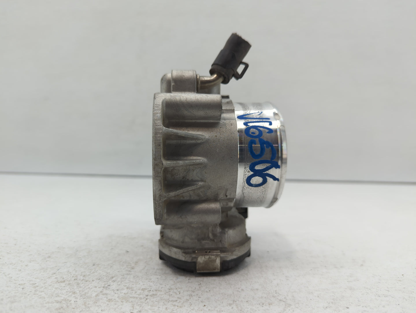 2014-2015 Hyundai Tucson Throttle Body P/N:35100-2G700 Fits Fits 2011 2012 2013 2014 2015 2016 OEM Used Auto Parts - Oemused
