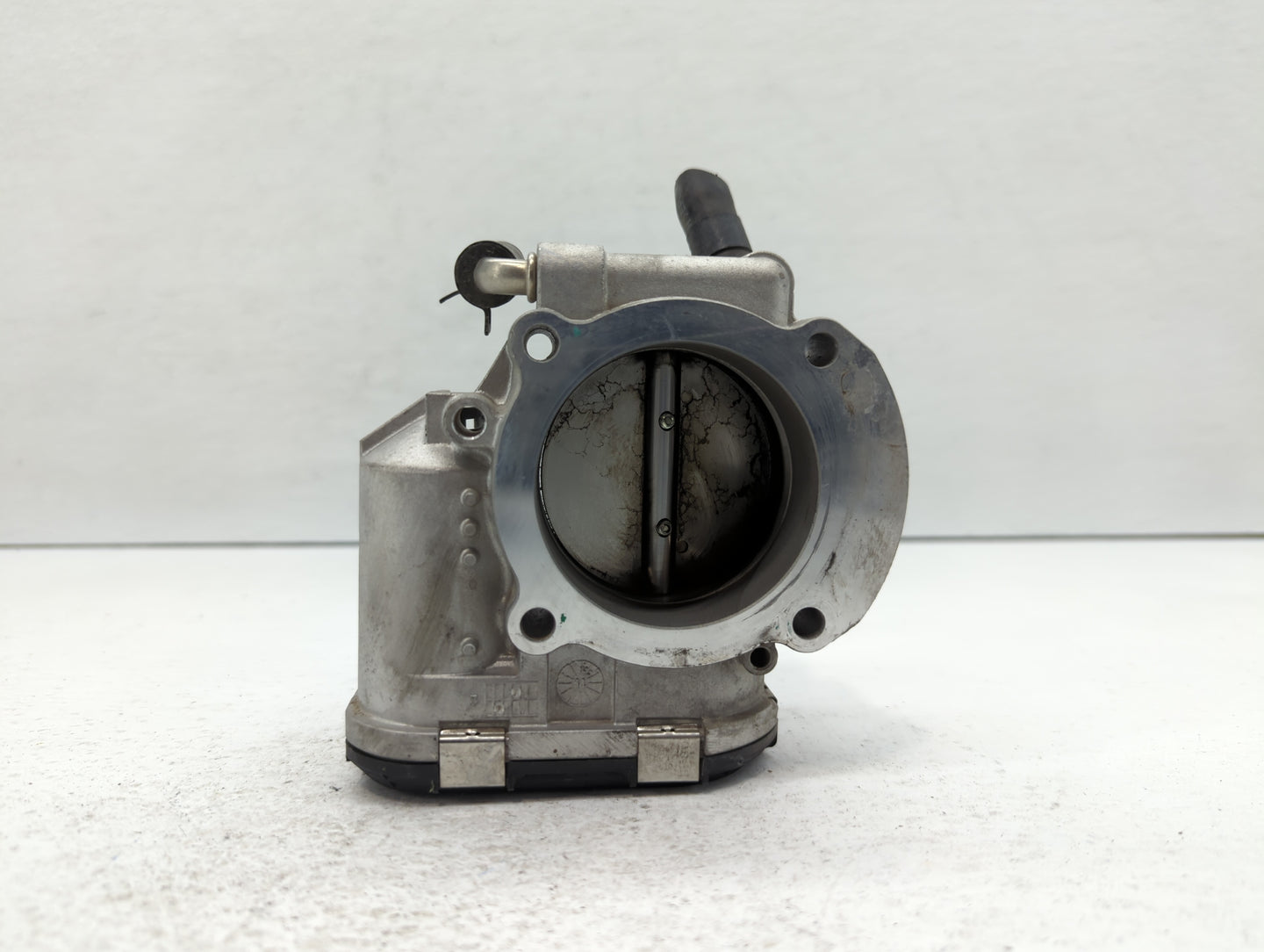 2014-2015 Hyundai Tucson Throttle Body P/N:35100-2G700 Fits Fits 2011 2012 2013 2014 2015 2016 OEM Used Auto Parts - Oemused