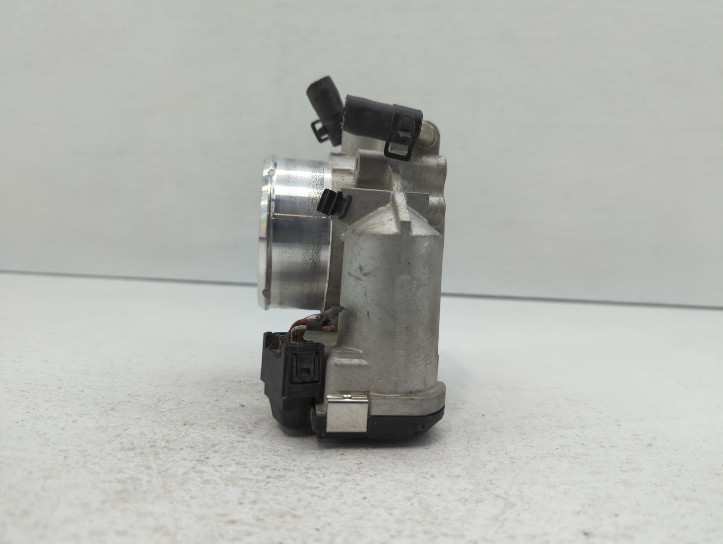 2014-2015 Hyundai Tucson Throttle Body P/N:35100-2G700 Fits Fits 2011 2012 2013 2014 2015 2016 OEM Used Auto Parts - Oemused
