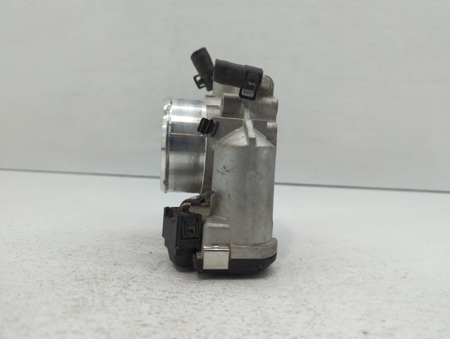 2014-2015 Hyundai Tucson Throttle Body P/N:35100-2G700 Fits Fits 2011 2012 2013 2014 2015 2016 OEM Used Auto Parts - Oemused