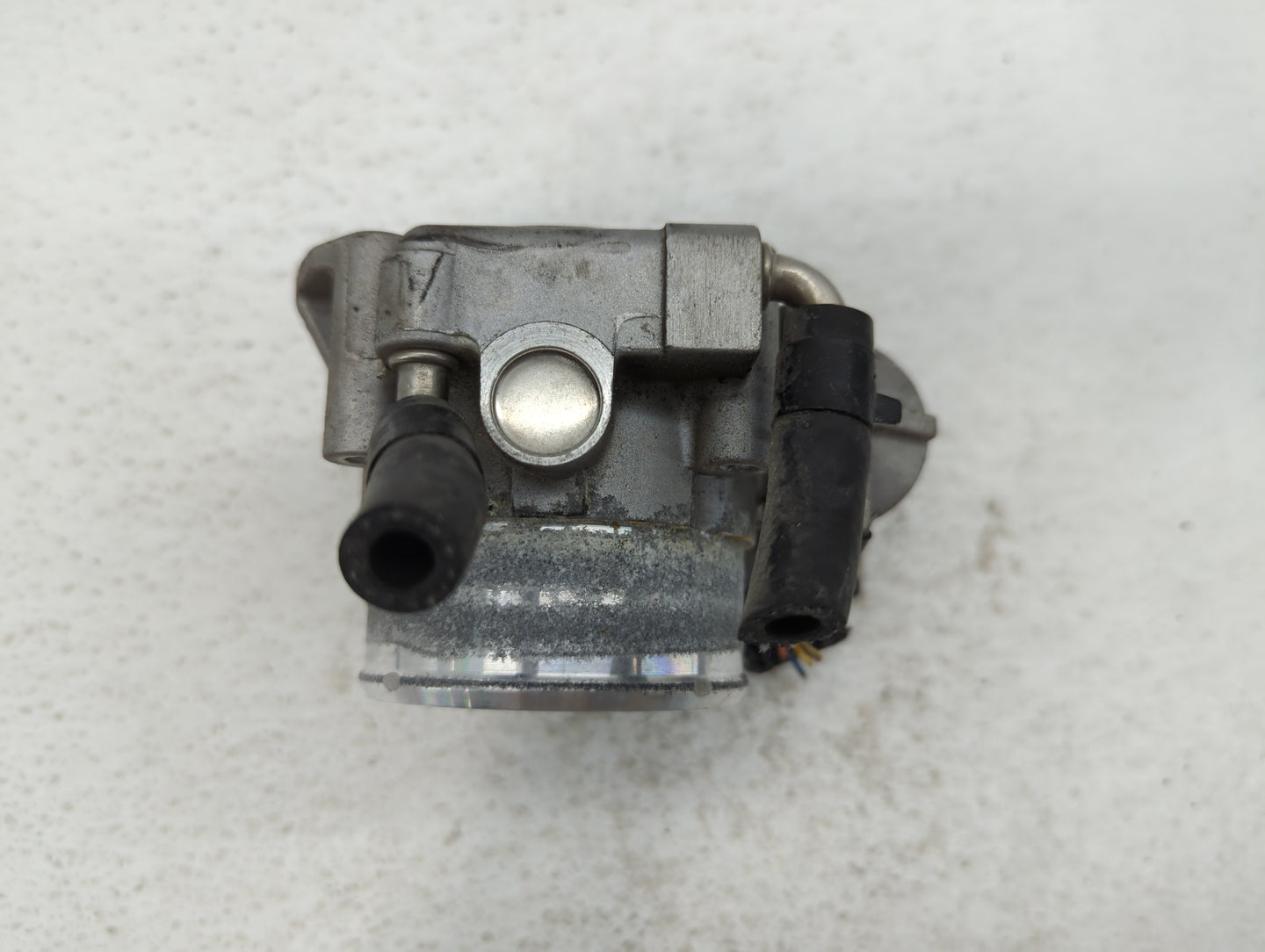 2014-2015 Hyundai Tucson Throttle Body P/N:35100-2G700 Fits Fits 2011 2012 2013 2014 2015 2016 OEM Used Auto Parts - Oemused