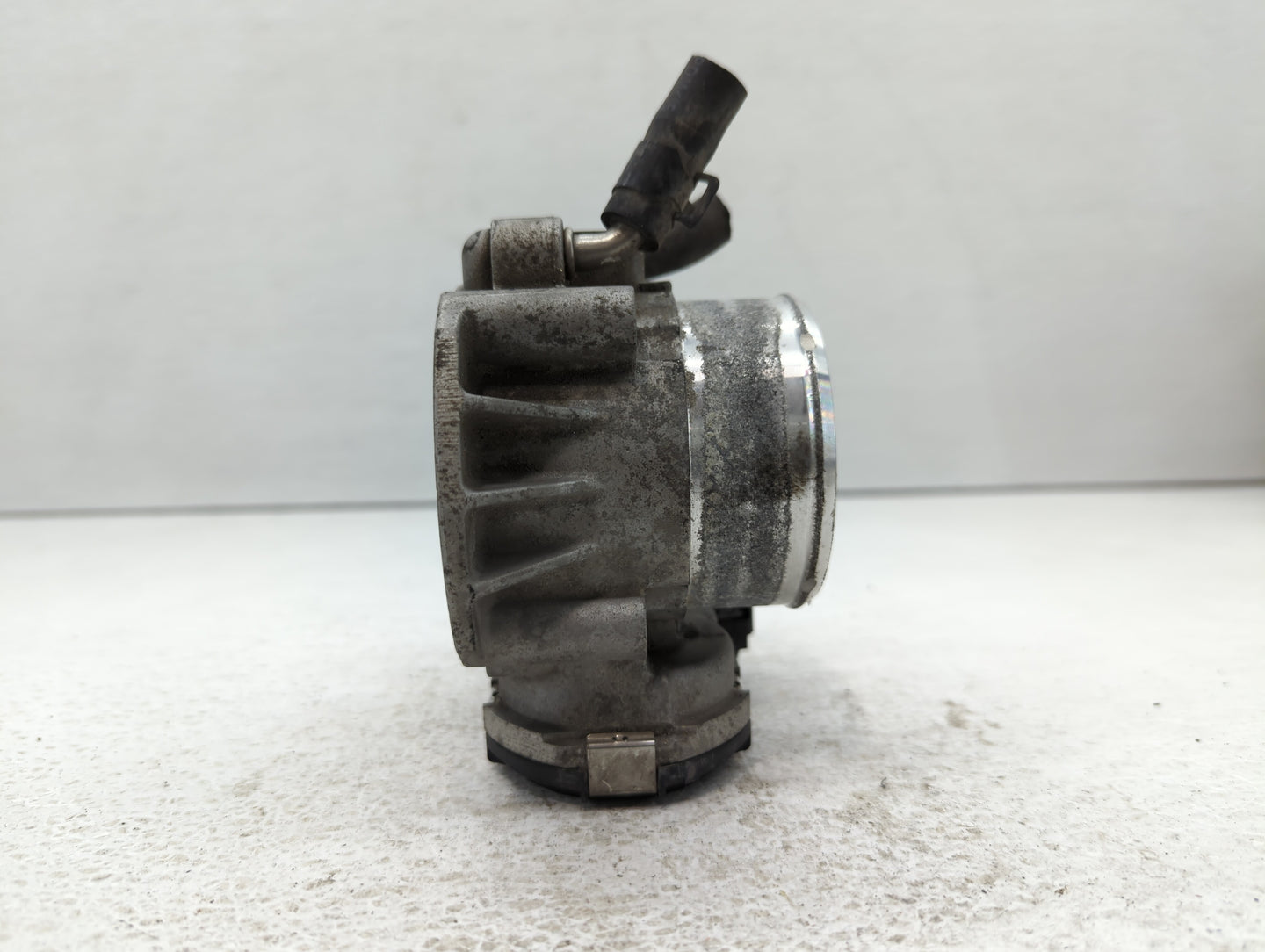 2014-2015 Hyundai Tucson Throttle Body P/N:35100-2G700 Fits Fits 2011 2012 2013 2014 2015 2016 OEM Used Auto Parts - Oemused