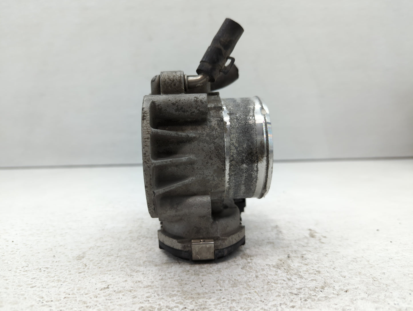 2014-2015 Hyundai Tucson Throttle Body P/N:35100-2G700 Fits Fits 2011 2012 2013 2014 2015 2016 OEM Used Auto Parts - Oemused