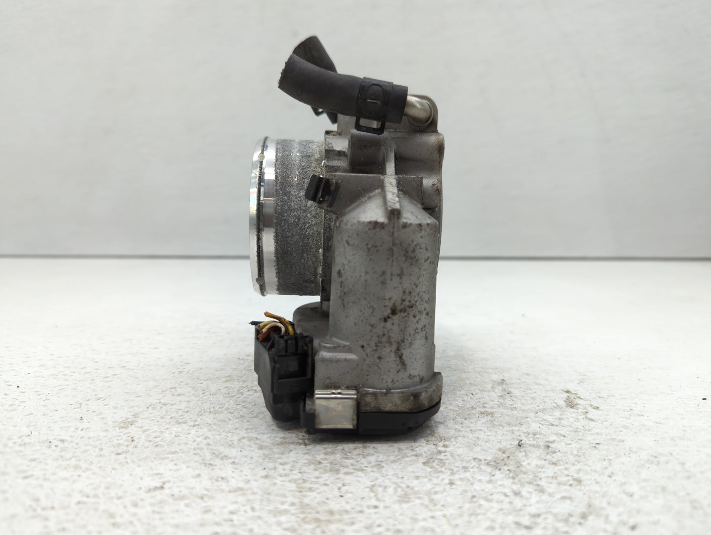 2014-2015 Hyundai Tucson Throttle Body P/N:35100-2G700 Fits Fits 2011 2012 2013 2014 2015 2016 OEM Used Auto Parts - Oemused