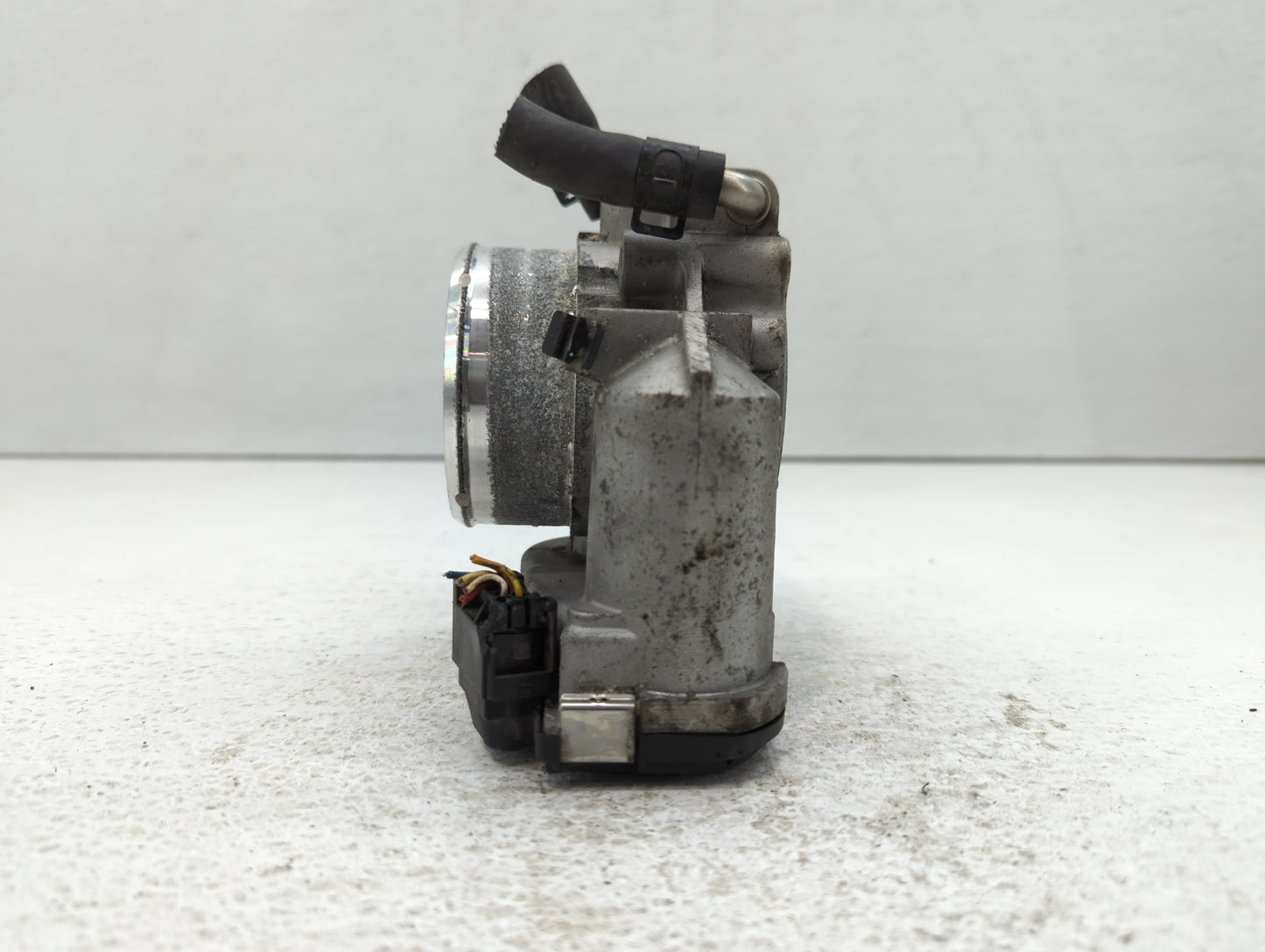 2014-2015 Hyundai Tucson Throttle Body P/N:35100-2G700 Fits Fits 2011 2012 2013 2014 2015 2016 OEM Used Auto Parts - Oemused