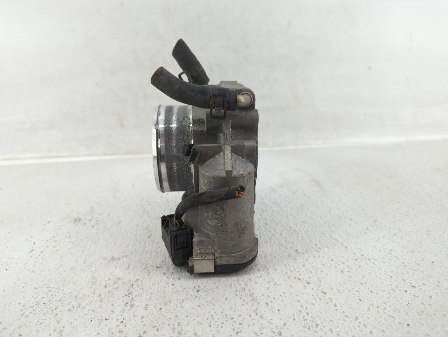 2014-2015 Hyundai Tucson Throttle Body P/N:35100-2G700 Fits Fits 2011 2012 2013 2014 2015 2016 OEM Used Auto Parts - Oemused