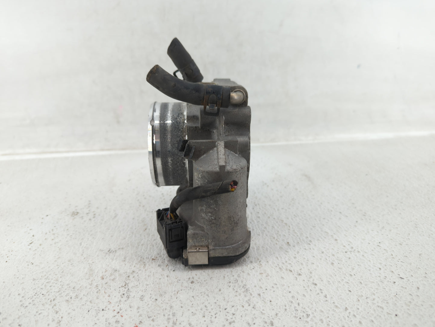 2014-2015 Hyundai Tucson Throttle Body P/N:35100-2G700 Fits Fits 2011 2012 2013 2014 2015 2016 OEM Used Auto Parts - Oemused