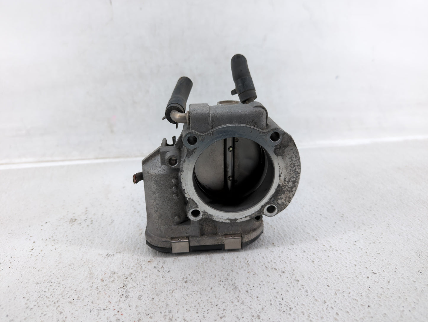 2014-2015 Hyundai Tucson Throttle Body P/N:35100-2G700 Fits Fits 2011 2012 2013 2014 2015 2016 OEM Used Auto Parts - Oemused