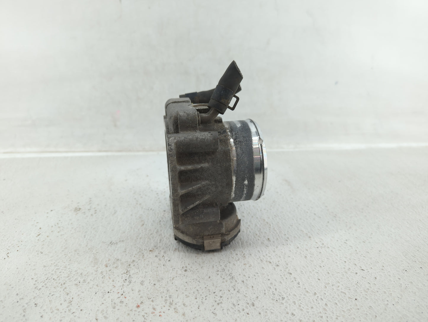 2014-2015 Hyundai Tucson Throttle Body P/N:35100-2G700 Fits Fits 2011 2012 2013 2014 2015 2016 OEM Used Auto Parts - Oemused