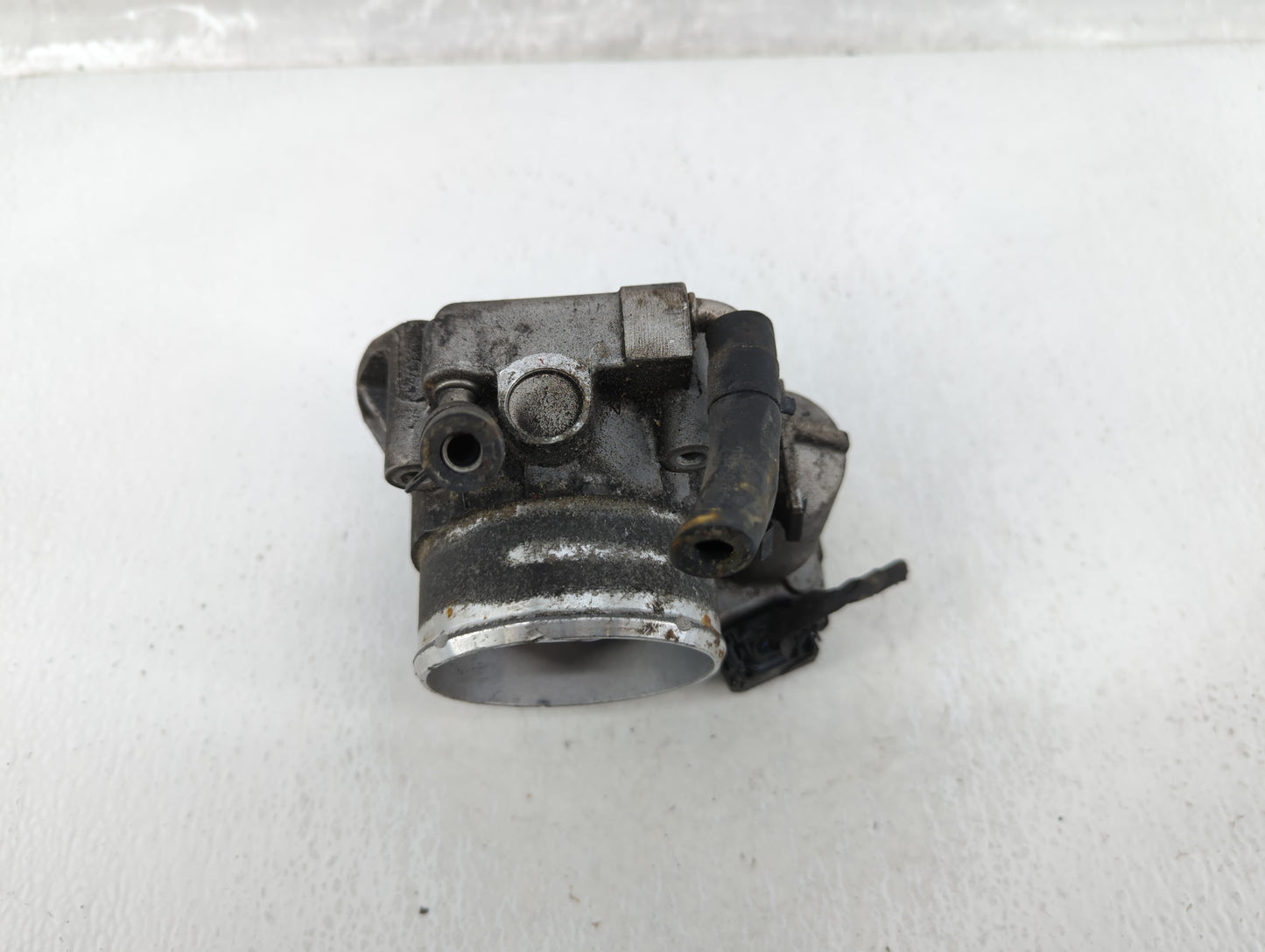 2014-2015 Hyundai Tucson Throttle Body P/N:35100-2G700 Fits Fits 2011 2012 2013 2014 2015 2016 OEM Used Auto Parts - Oemused