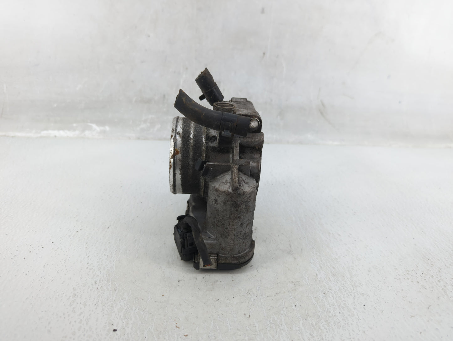 2014-2015 Hyundai Tucson Throttle Body P/N:35100-2G700 Fits Fits 2011 2012 2013 2014 2015 2016 OEM Used Auto Parts - Oemused