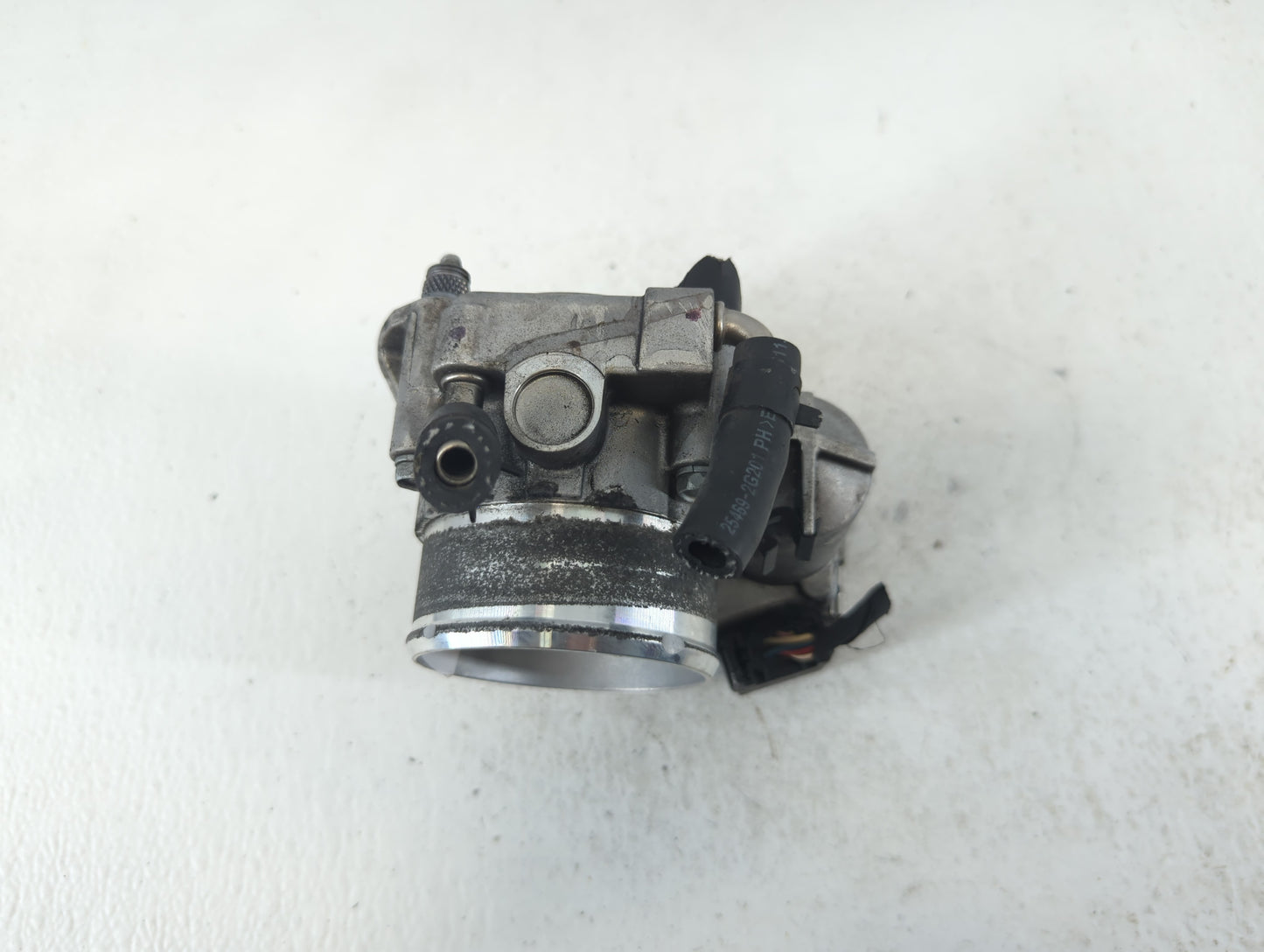 2014-2015 Hyundai Tucson Throttle Body P/N:35100-2G700 Fits Fits 2011 2012 2013 2014 2015 2016 OEM Used Auto Parts - Oemused