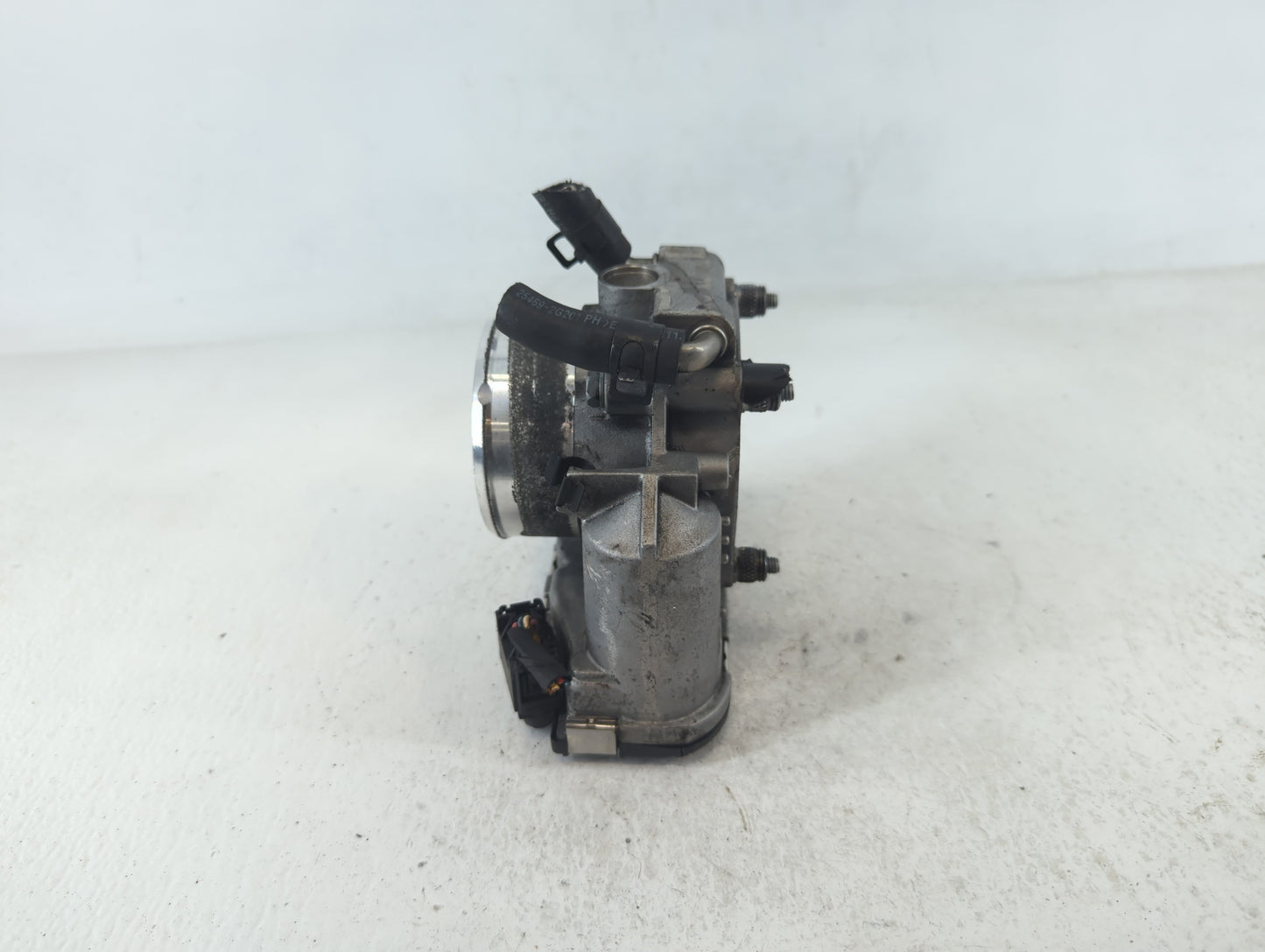 2014-2015 Hyundai Tucson Throttle Body P/N:35100-2G700 Fits Fits 2011 2012 2013 2014 2015 2016 OEM Used Auto Parts - Oemused