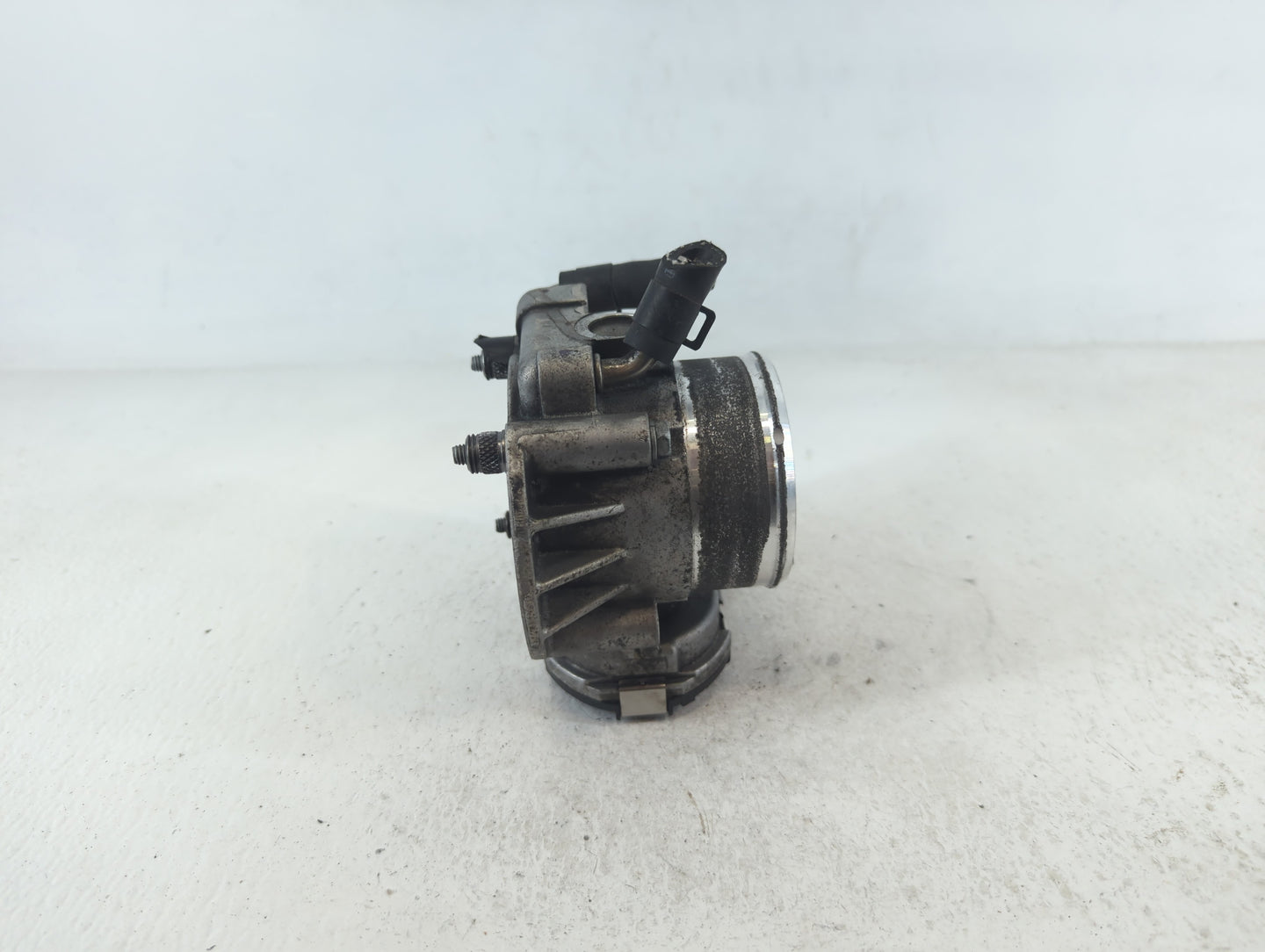 2014-2015 Hyundai Tucson Throttle Body P/N:35100-2G700 Fits Fits 2011 2012 2013 2014 2015 2016 OEM Used Auto Parts - Oemused