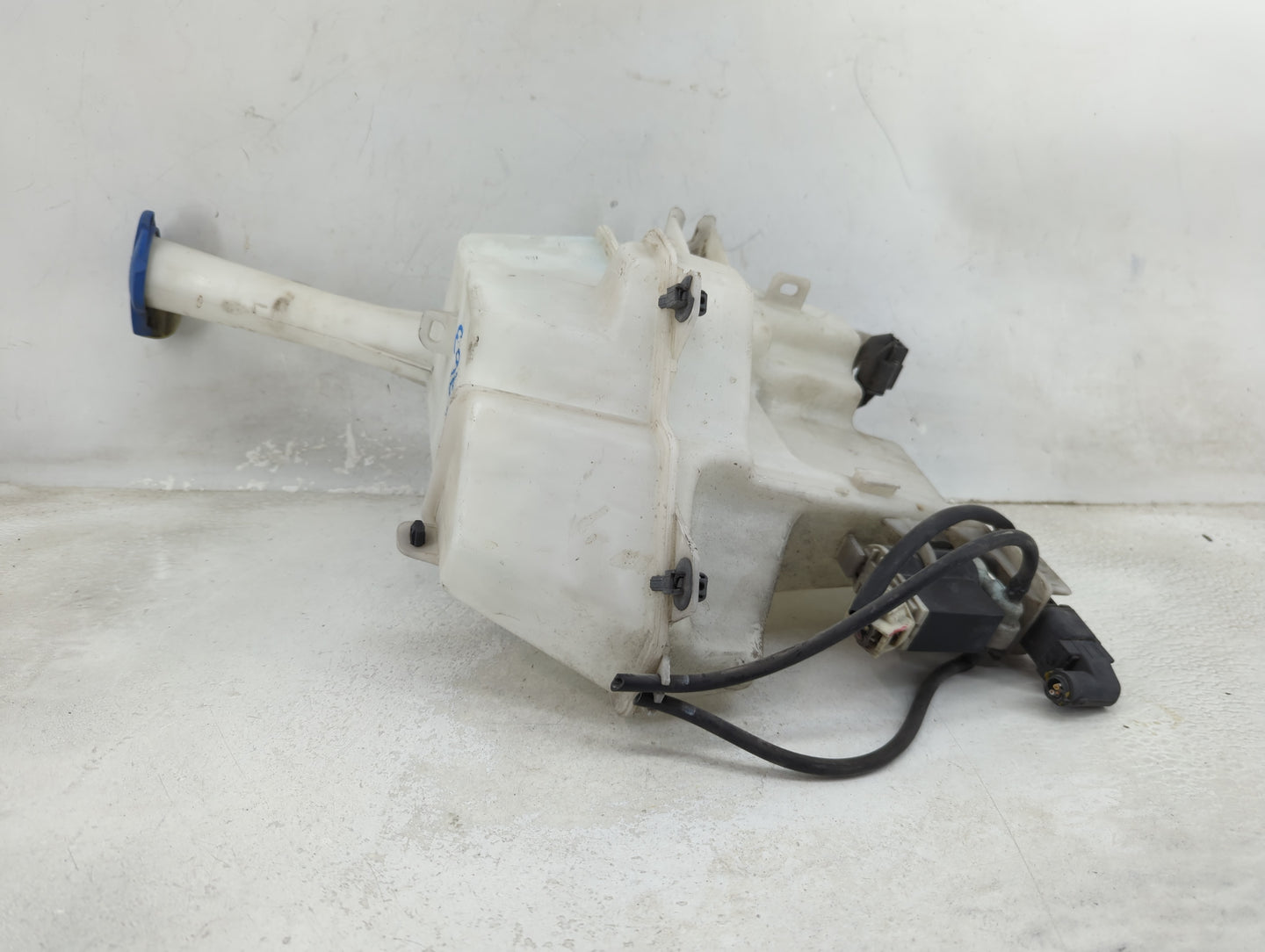 2013-2017 Hyundai Veloster Windshield Washer Fluid Reservoir Bottle Oem - Oemusedautoparts1.com