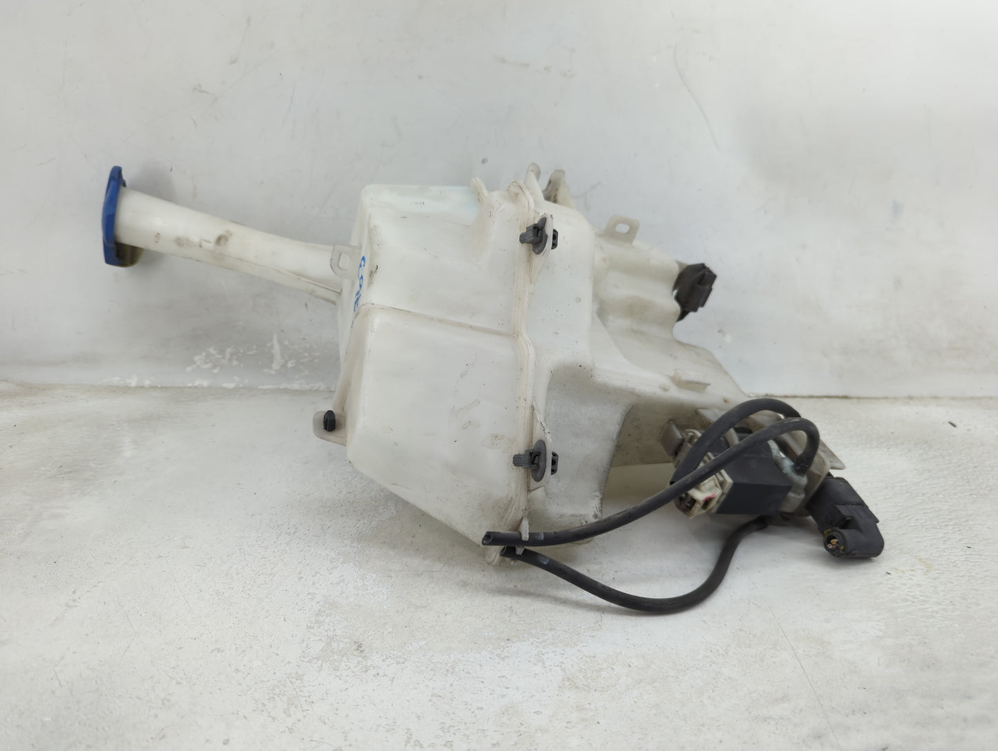 2013-2017 Hyundai Veloster Windshield Washer Fluid Reservoir Bottle Oem - Oemusedautoparts1.com
