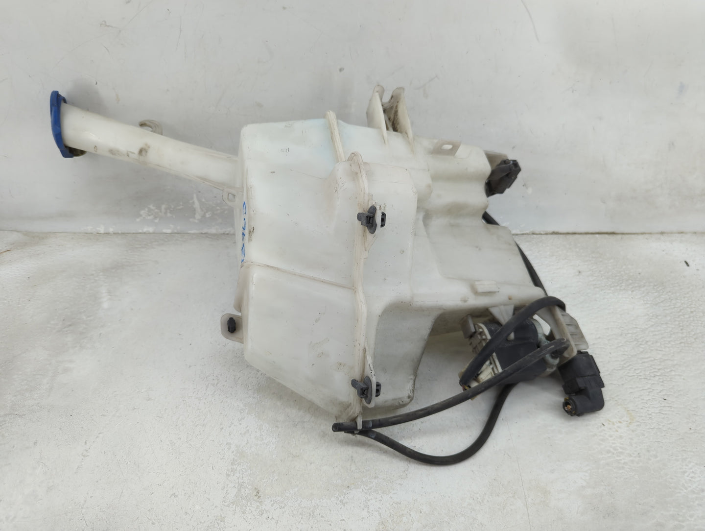 2013-2017 Hyundai Veloster Windshield Washer Fluid Reservoir Bottle Oem - Oemusedautoparts1.com