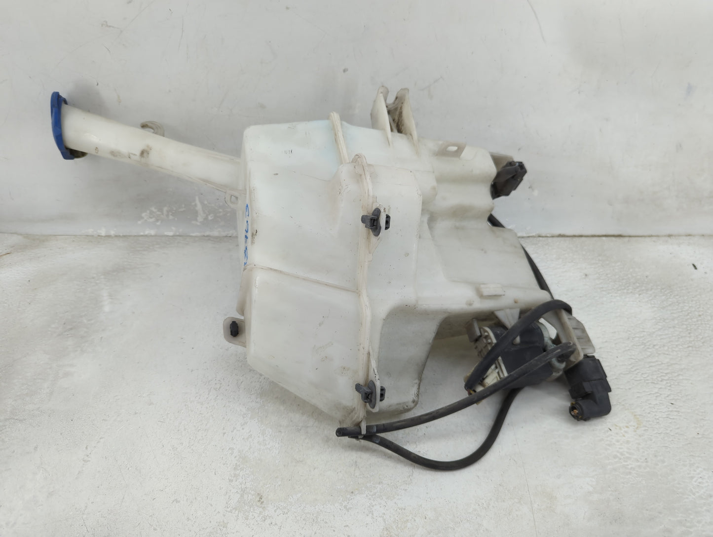 2013-2017 Hyundai Veloster Windshield Washer Fluid Reservoir Bottle Oem - Oemusedautoparts1.com