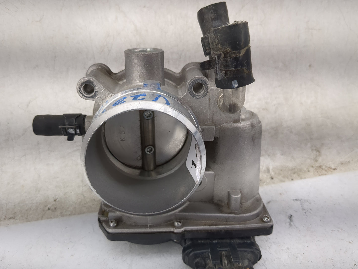 2013-2014 Hyundai Veloster Throttle Body Fits Fits 2013 2014 2015 2016 OEM Used Auto Parts - Oemusedautoparts1.com