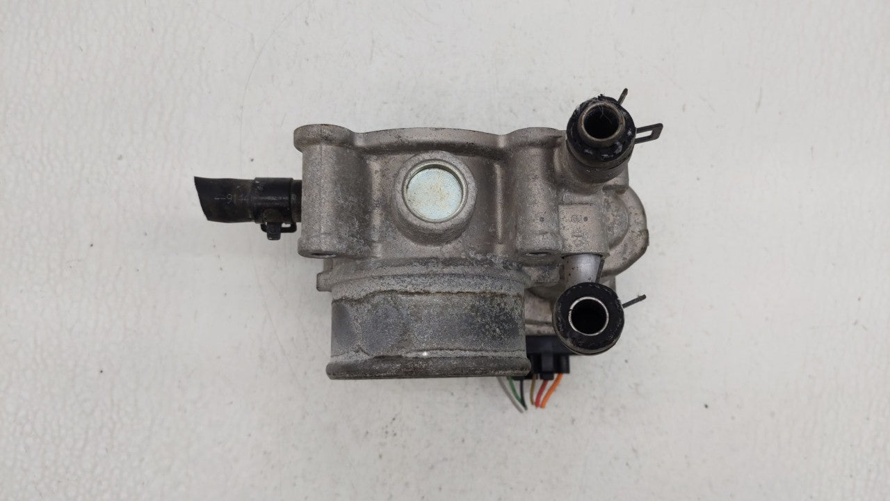 2013-2014 Hyundai Veloster Throttle Body P/N:35100-2B320 Fits Fits 2013 2014 2015 2016 OEM Used Auto Parts - Oemusedautopart
