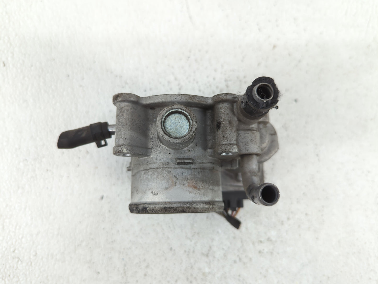 2012-2017 Hyundai Veloster Throttle Body P/N:35100-2B300 Fits Fits 2012 2013 2014 2015 2016 2017 2018 2019 OEM Used Auto Par