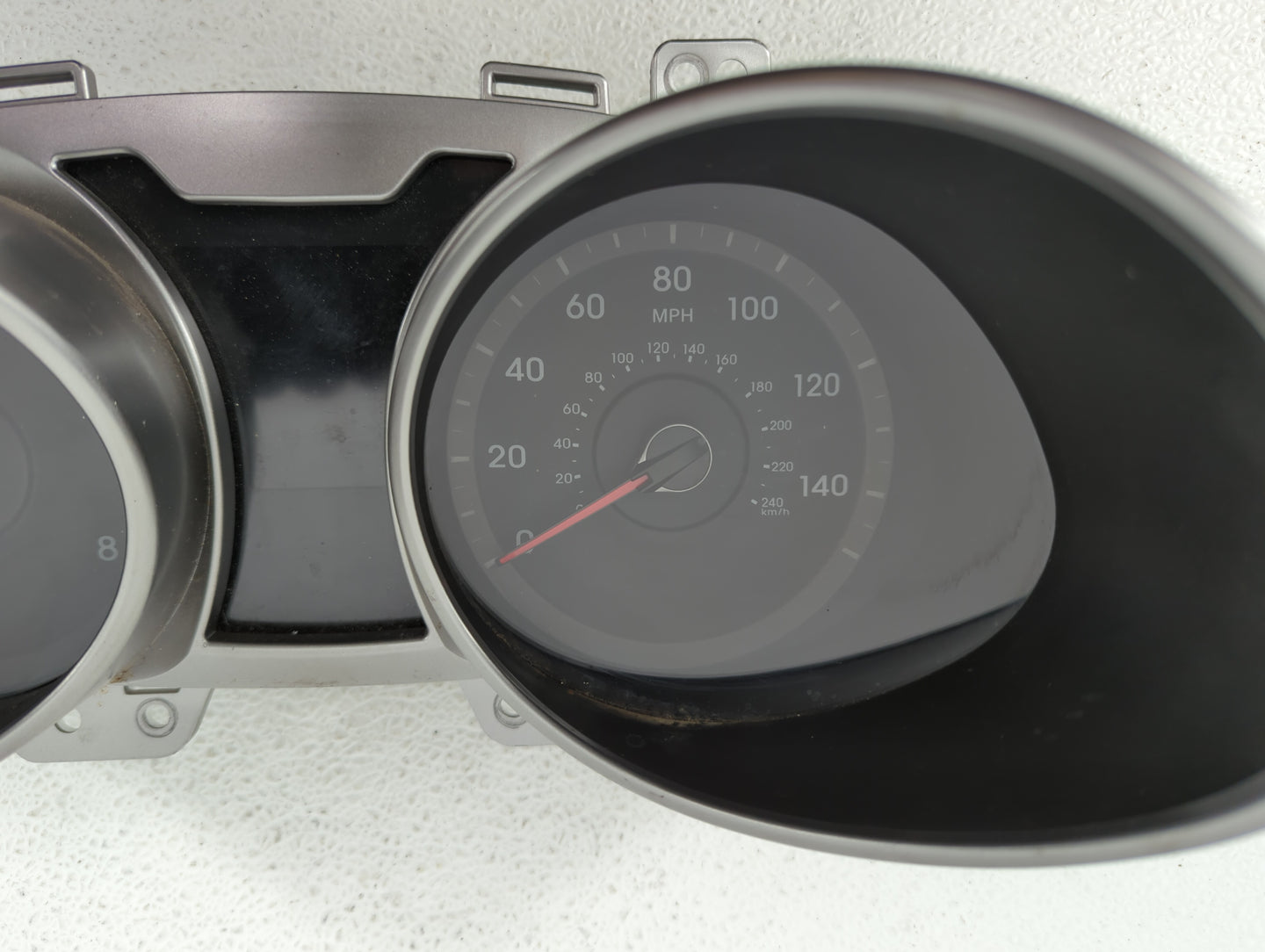 2012-2015 Hyundai Veloster Instrument Cluster Speedometer Gauges P/N:94011-2V331 Fits Fits 2012 2013 2014 2015 OEM Used Auto