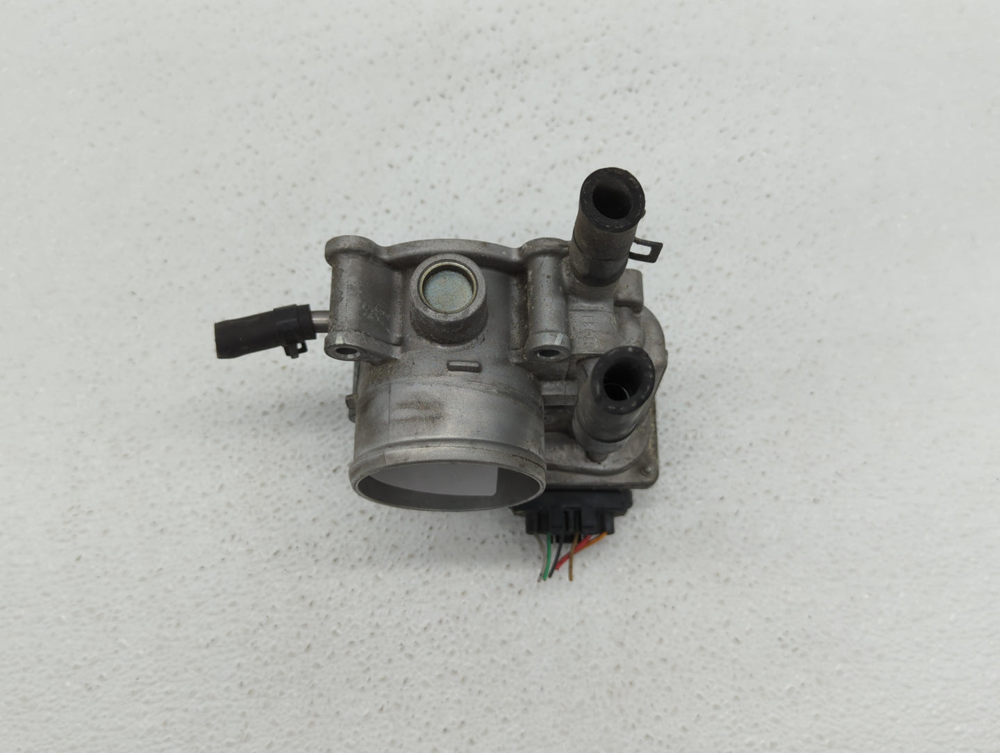 2012-2017 Hyundai Veloster Throttle Body P/N:35100-2B300 Fits Fits 2012 2013 2014 2015 2016 2017 2018 2019 OEM Used Auto Par