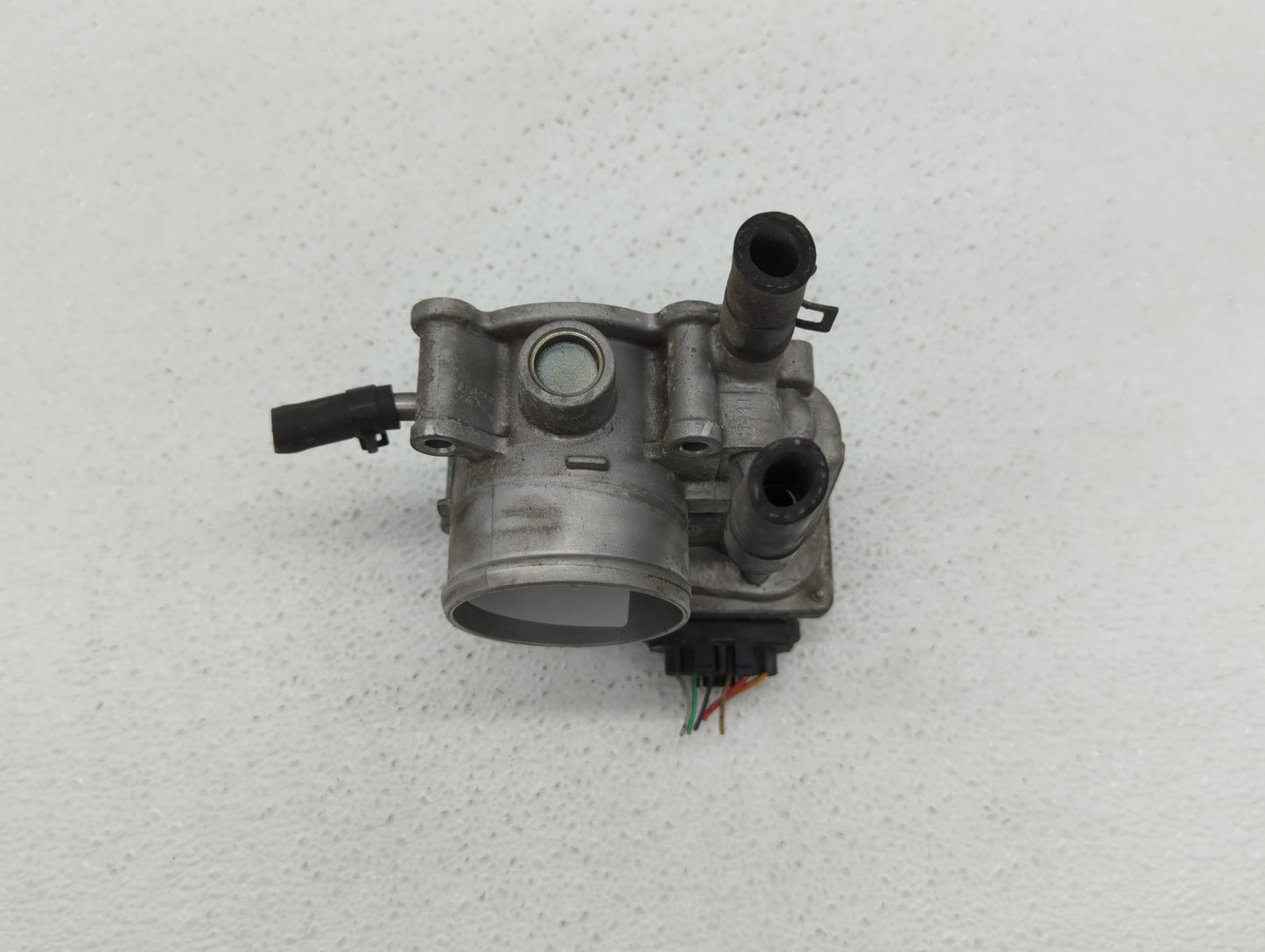 2012-2017 Hyundai Veloster Throttle Body P/N:35100-2B300 Fits Fits 2012 2013 2014 2015 2016 2017 2018 2019 OEM Used Auto Par