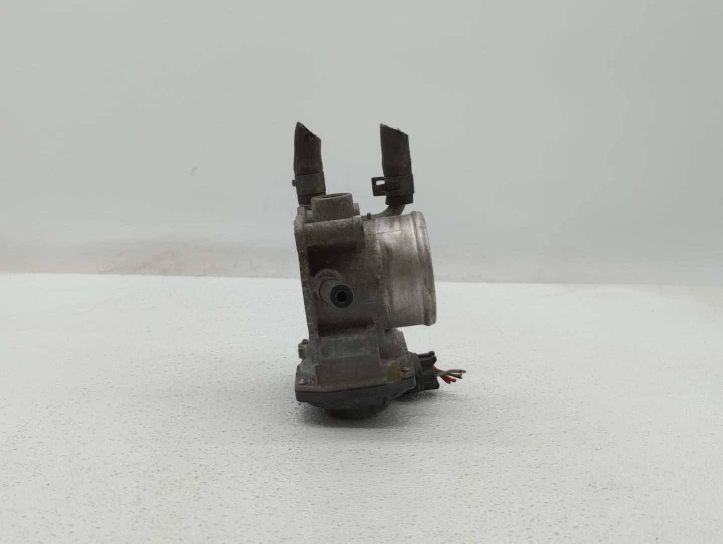 2012-2017 Hyundai Veloster Throttle Body P/N:35100-2B300 Fits Fits 2012 2013 2014 2015 2016 2017 2018 2019 OEM Used Auto Par
