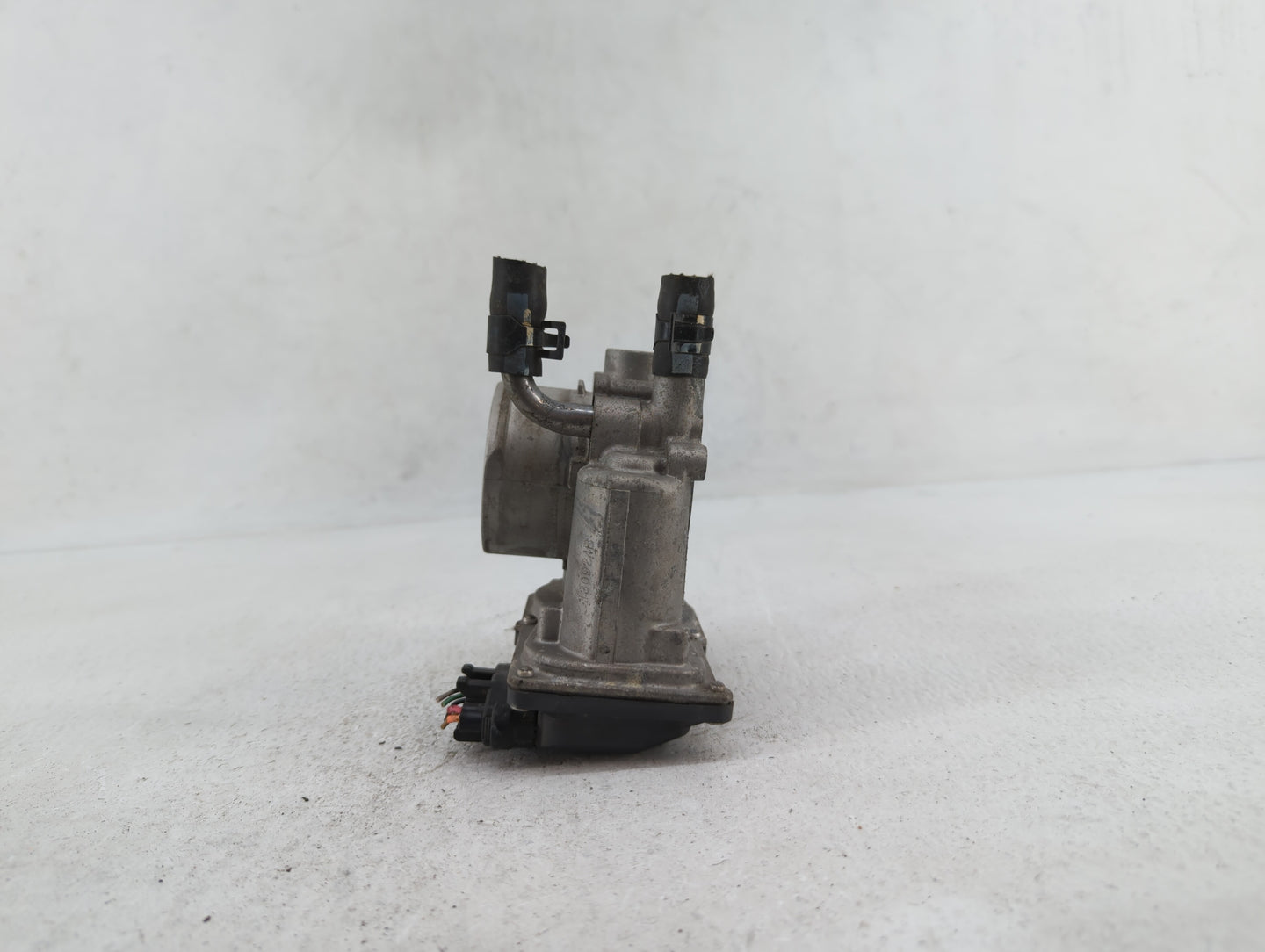 2012-2017 Hyundai Veloster Throttle Body P/N:35100-2B300 Fits Fits 2012 2013 2014 2015 2016 2017 2018 2019 OEM Used Auto Par